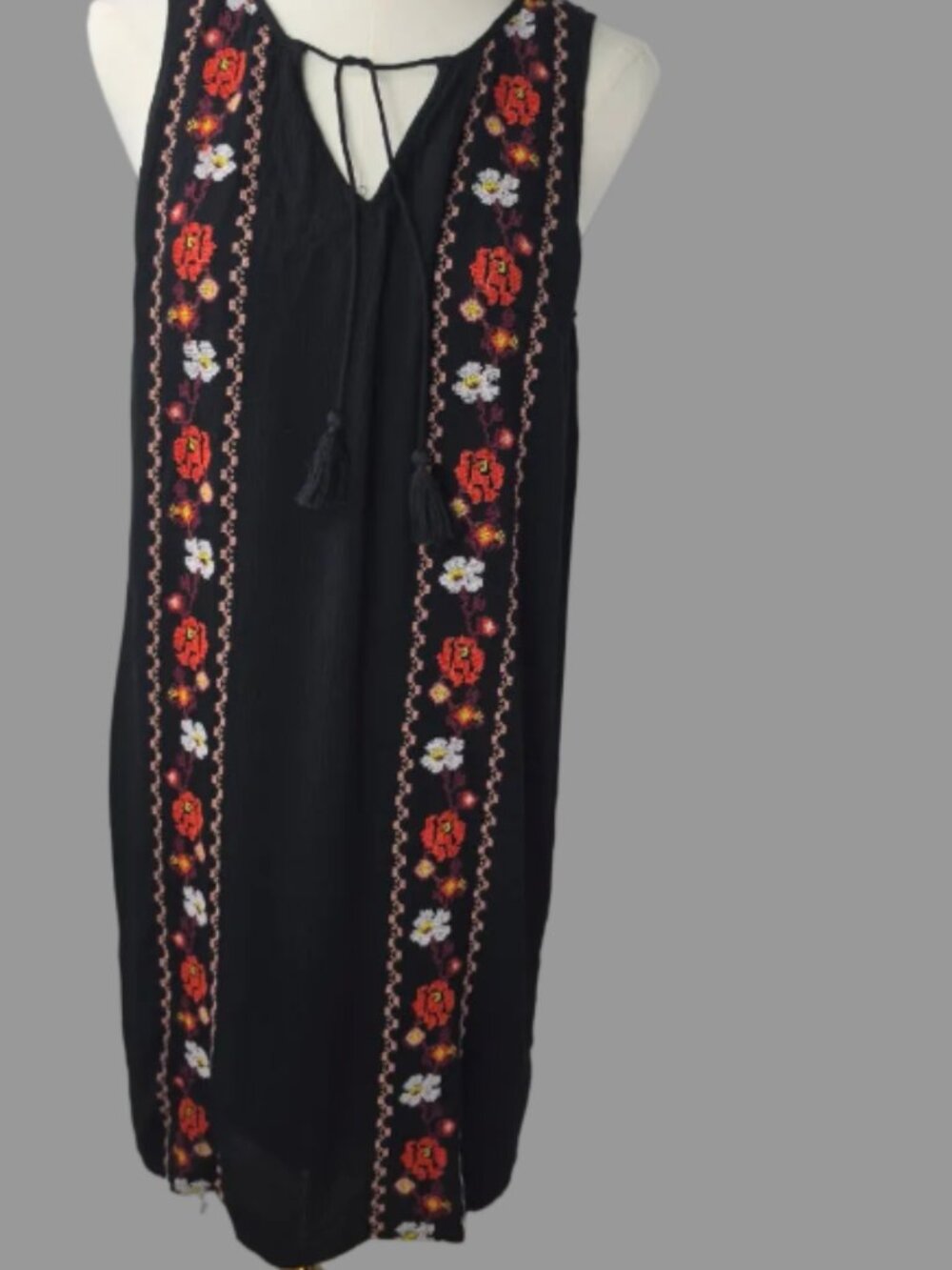 Old Navy Embroidered Sleeveless Dress – Size S